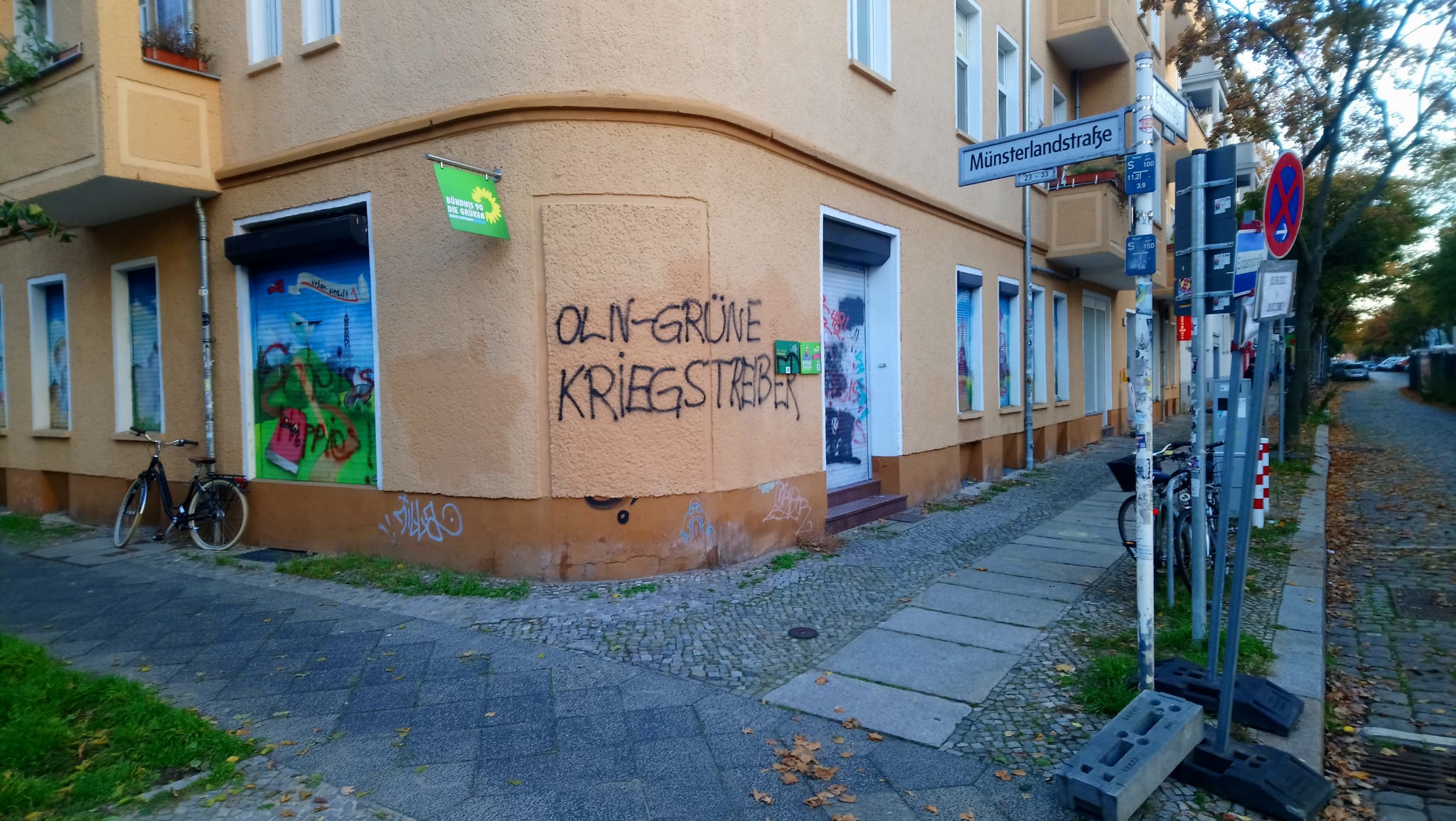 Die Geschäftsstelle der Grünen in der Lichtenberger Münsterlandstraße wurde erneut beschmiert