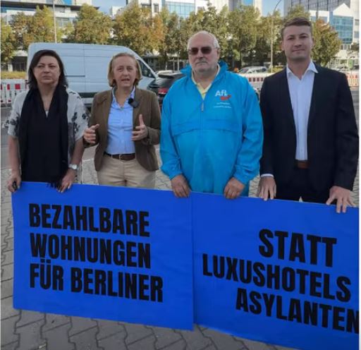 Beatrix von Storch protestiert mit dem AfD-Fraktionsvorsitzenden